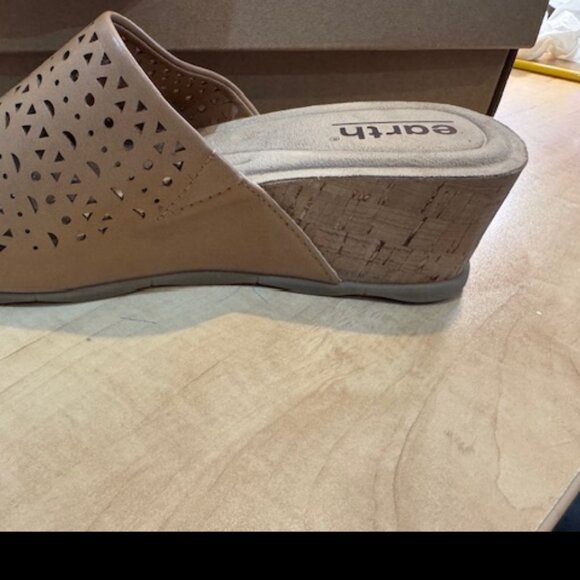 NWT and Box Earth Dark Natural Wendy's Wedge Sandals Sz 9.5 - Picture 4 of 11